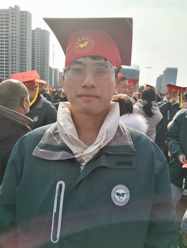 江苏高三男生被邻居冲撞致死案开庭，死者家属：两家曾因小事发生冲突，被拘期间嫌犯向“狱友”表示“被压了一头”想报复