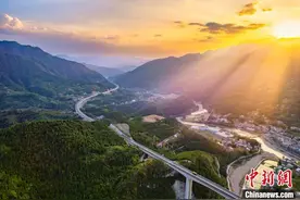 重庆三峡库区再添“交通大动脉”图片