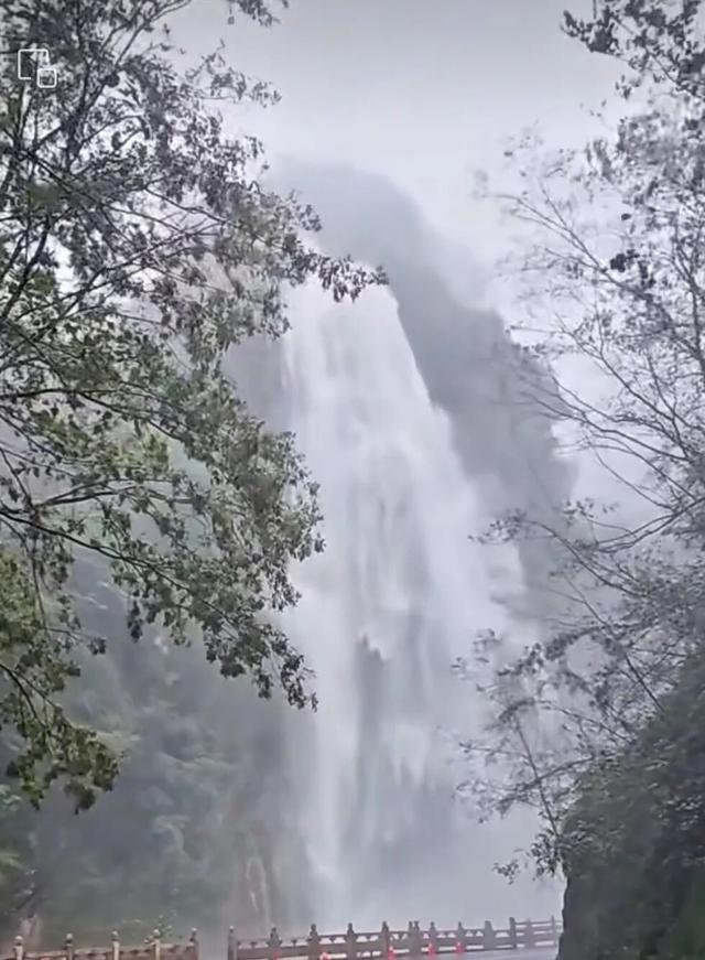【盛世华诞 · 盛景献礼】太白山景区祝全国人民双节快乐！