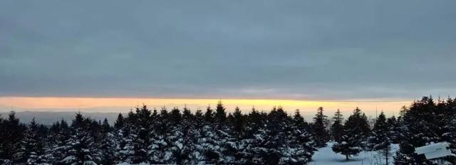 雪岭暮色，一场粉蓝交织的天际幻梦