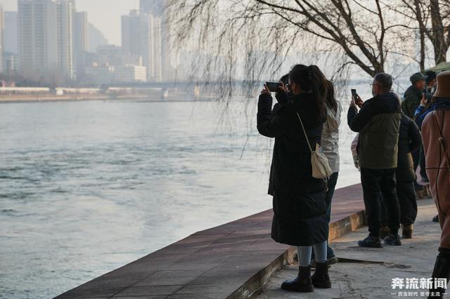 用徒步和阅读迎接新年 “黄河Walk·悦见读者”城市漫步跨年公益活动温暖启程