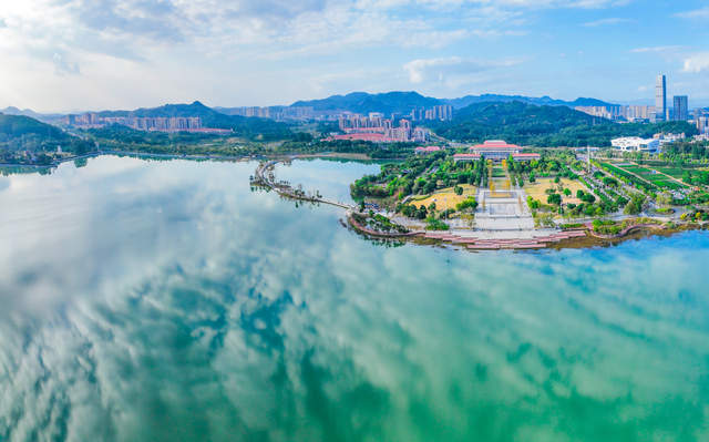 增城荔湖上演“天空之镜”，日出红霞美成仙境！