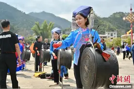 广西河池：游客“奔县”共庆壮族蚂𧊅节图片