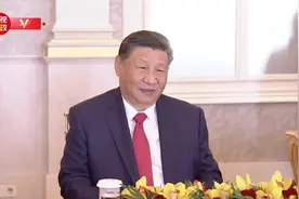 独家视频丨习近平：令我感动的是 昨天给我献花的姑娘就是15年前给我献花的小姑娘图片