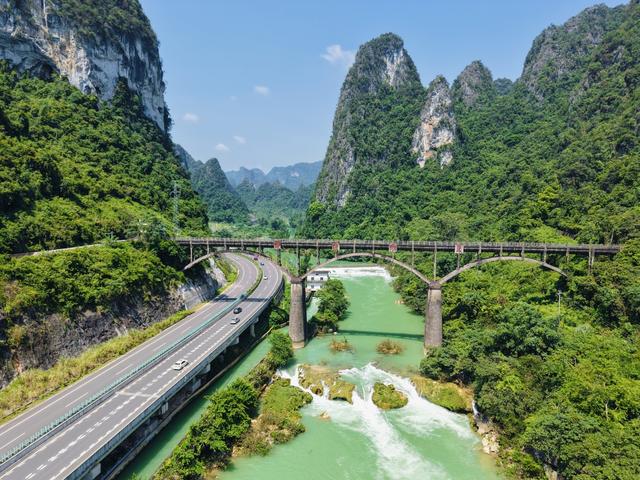 串起广西边关众多壁纸级美景，这样的“神仙”公路你爱了吗？