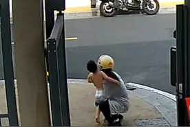 早高峰街头，两岁“尿不湿”男娃哭着找妈妈图片