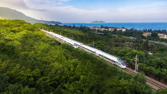 国铁广州局同日推出两款旅游计次票：“海南环岛漫游”与“魅力湘西随心游”