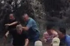 大浪把观潮护栏冲塌，多名游客被冲倒在地，游客:余浪突然涨潮，伤员已被送往医院图片