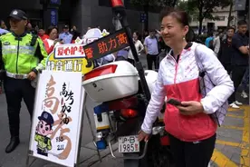 “要进985”！上海考点外车牌“1985”的警车火了，考生途中都要摸一把图片