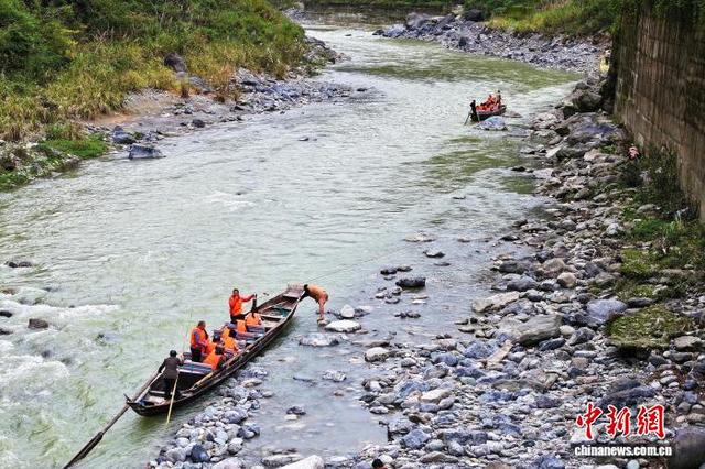 湖北巴东：拉纤漂流“拉”动冬日旅游热