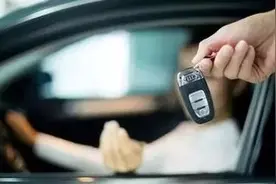 妻子驾驶丈夫名下车辆发生事故，丈夫是否承担法律责任？图片