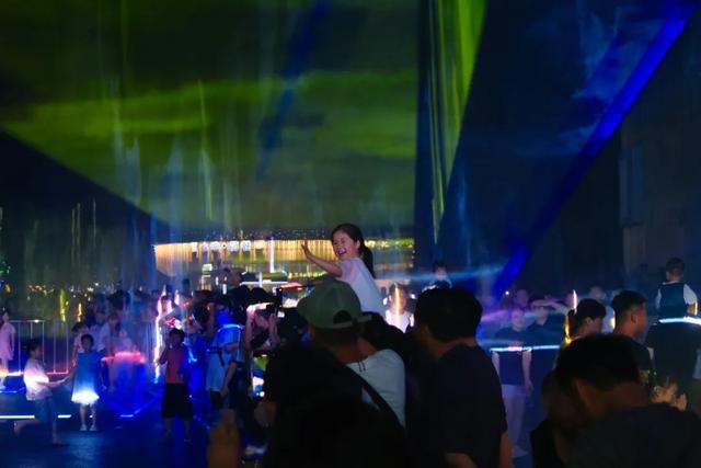 日照刘家湾赶海园千灯之夜盛大启幕，人气爆棚！
