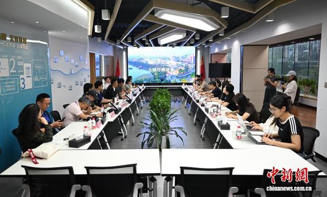 海外华文媒体代表参访浙江杭州上城 感受AI应用
