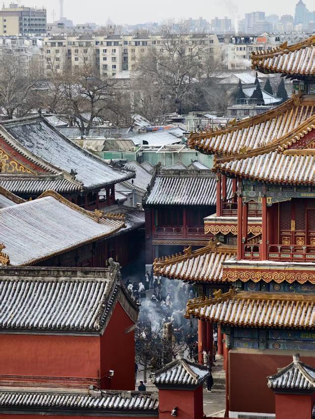 紫禁雪晴望雍和，一重金瓦一重天