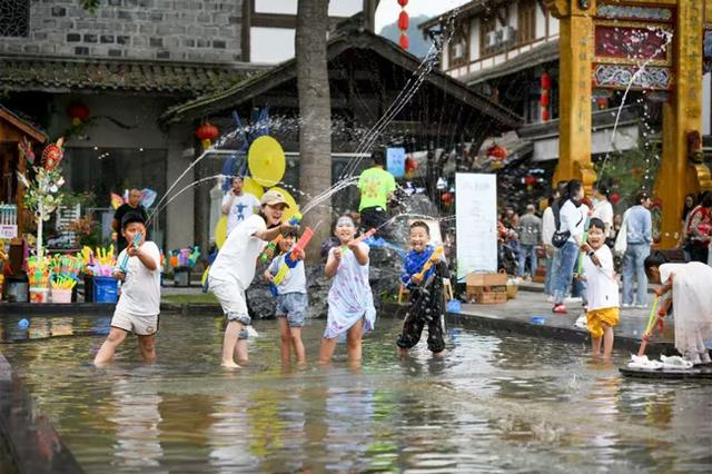 成都近郊耍水新地标！彭州海窝子古镇消夏戏水季启幕