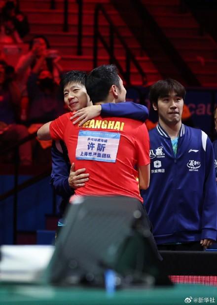 比赛结束后马龙和樊振东拥抱致意