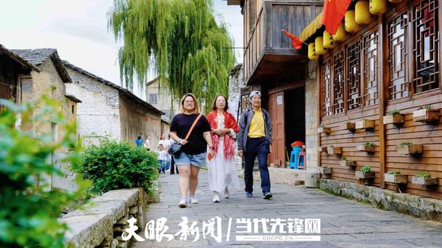 逛古镇 赏地戏 天龙屯堡景区游客如织