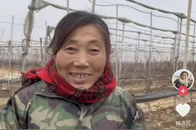 57岁山东大姨英语直播卖苹果火了，侄女回应：姑妈是退休英语教师，未来想打造更鲜明IP图片