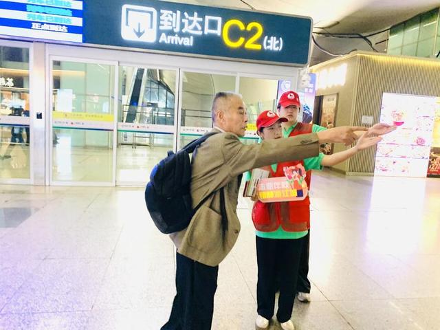 让游客从“路过”到“爱上”！“红马甲”点亮武汉秋日