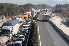 一路飘红！大批江西人堵在回乡路上：600公里开了13个小时？！图片