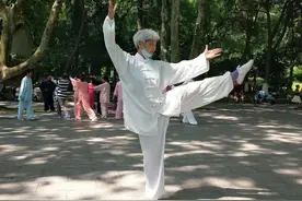 浙江海宁71岁银发“撸铁奶奶”健身走红，网友：20岁的我根本比不上图片
