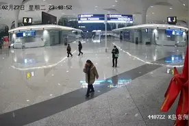 杭州萧山国际机场内，一位老年出境旅客抱着杭州边检民警泣不成声图片