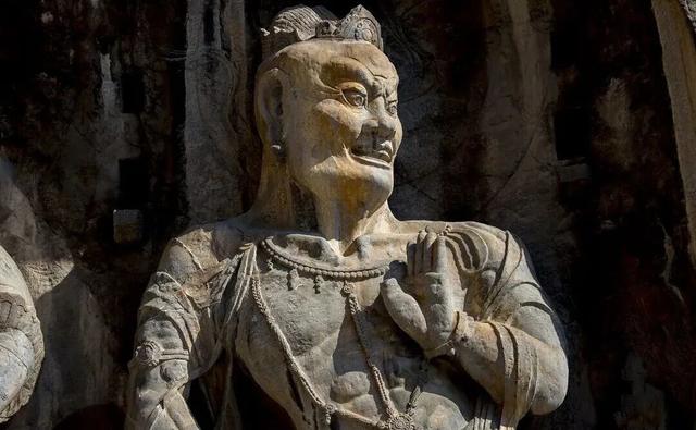 “一生总要去一次龙门石窟”