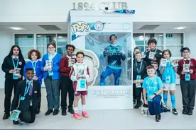 暖心，格拉利什参加慈善活动，躲在超大礼物盒内给孩子们惊喜图片