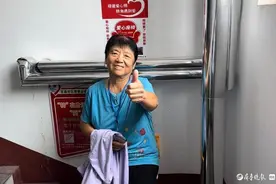 爱心椅成了“连心桥”，小椅子解决老年人爬楼大问题图片