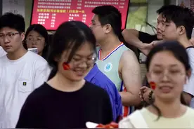 长沙一高校用100公斤龙虾宴请毕业生图片