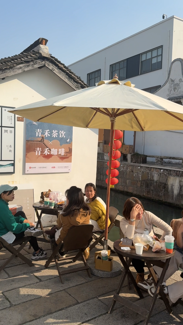 不仅是游客的风景，更是阿姨爷叔们热气腾腾的生活，青溪老街重启长桌宴，重温真实江南乡镇生活｜新春闹灯会·古镇过大年⑥