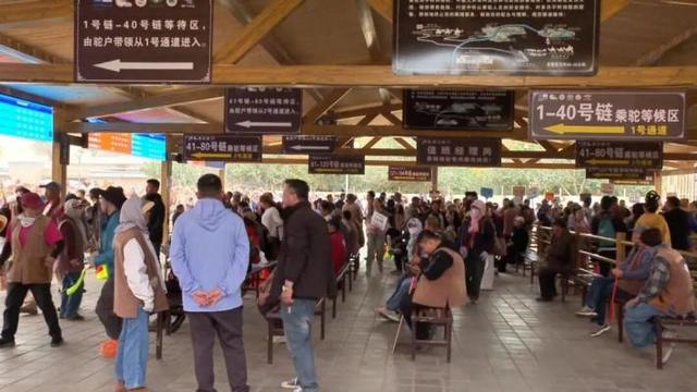 国庆假期鸣沙山月牙泉客流火爆