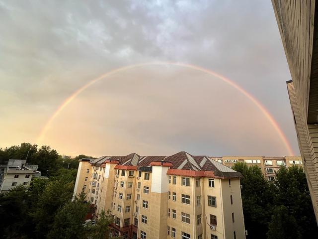雨后看见彩虹！北京晚霞金光漫天！