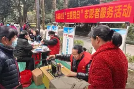 社区“地摊”开张啦！样样免费，还有网格员“坐诊”图片