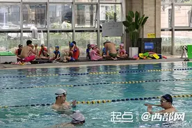 畅“游”一夏 游泳馆里小学生成“主角”图片