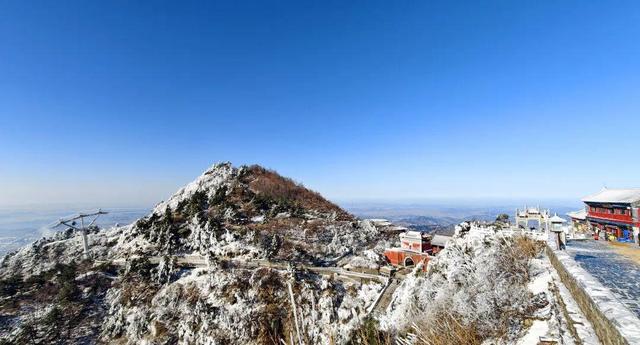 岱宗披霜缟 冰韵醉人间