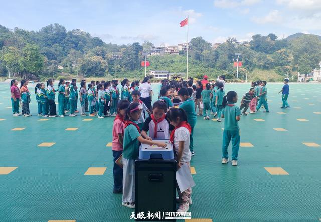 长顺县科普大篷车进校园，让科学种子生根发芽