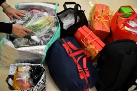 锐评｜带着满满行李箱的牵挂，向着新一年出发图片