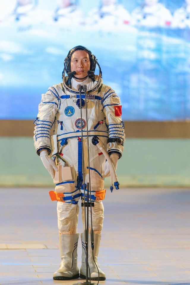 超近视角！神舟二十一号航天员出征组图