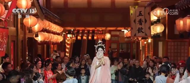 绾青丝着唐装、走进书中美景……传统文化生动“破圈”撬动消费澎湃活力