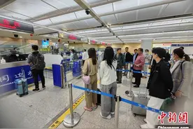 百名老挝骨干教师抵昆参与培训图片