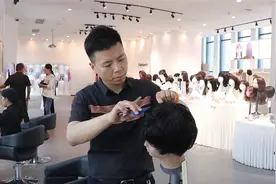 畅卖全球 河南有一套丨这里有一顶假发俏卖海外 许昌假发：编织时尚界“顶上艺术”图片