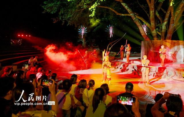 贵州安顺：夜游黄果树
