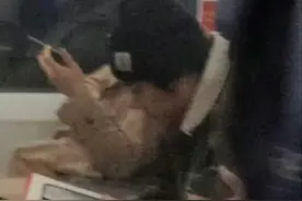 冲上热搜！男艺人被网友调侃“假装看书”，本人回应图片