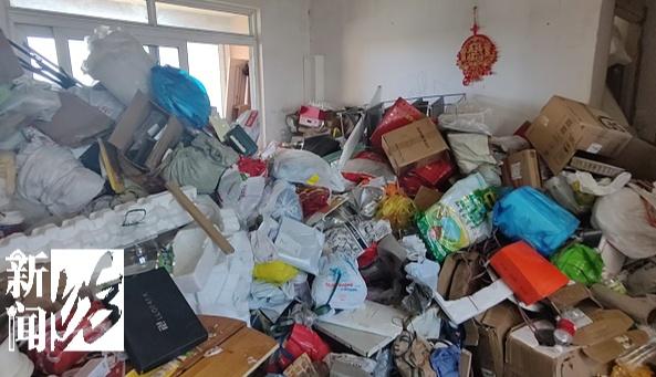 家里清出30吨！男子崩溃