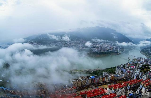巴东：云雾漫卷峡江美