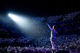 王心凌上海演唱会，妈妈连夜买机票，为另一个女歌手而来图片