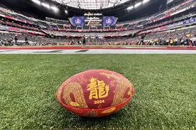 （体育）橄榄球——“龙”标橄榄球亮相超级碗总决赛现场图片