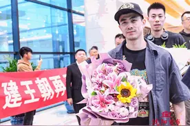 图集丨辽宁男篮夺冠凯旋～球迷冒雨助威呐喊图片