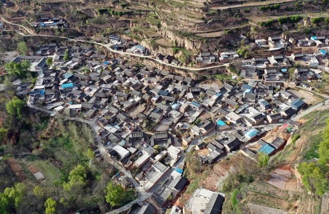 米仓山深处 一崖丹霞红